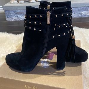 Jessica Simpson black booties!